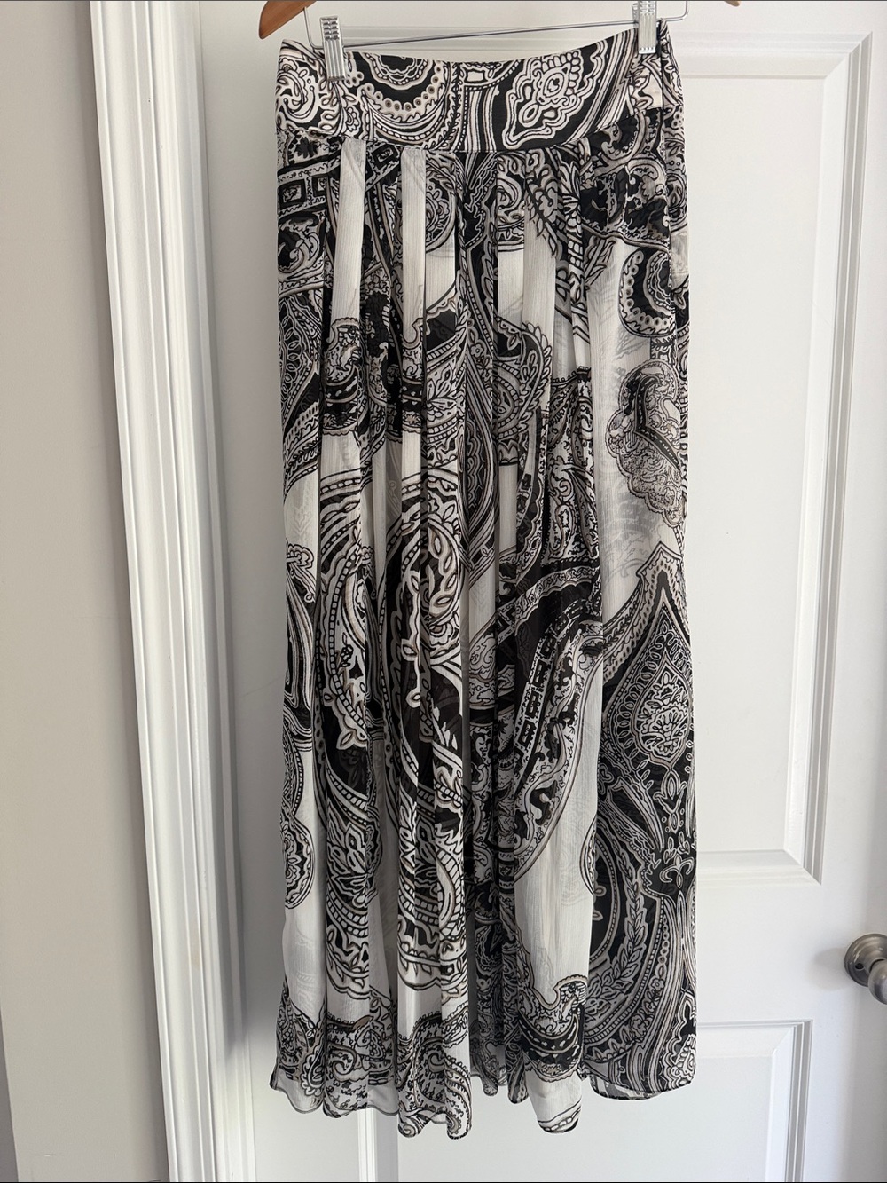 White House Black Market Black & White Paisley Pleated Skirt